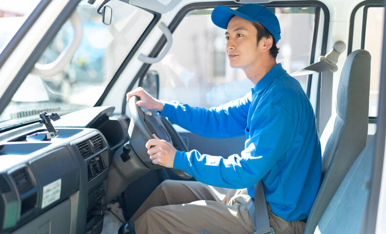 トラックのインバーターとは何？活用するメリットや選ぶ際のポイントを解説