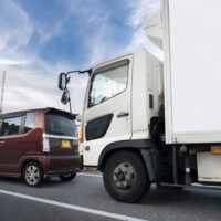 【トラックによる煽り運転】原因・対策やドライバーが知っておくべきことを解説