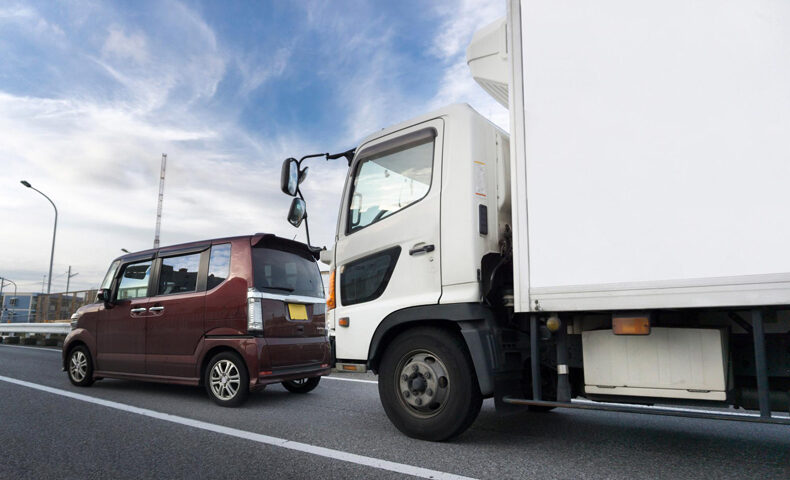 【トラックによる煽り運転】原因・対策やドライバーが知っておくべきことを解説