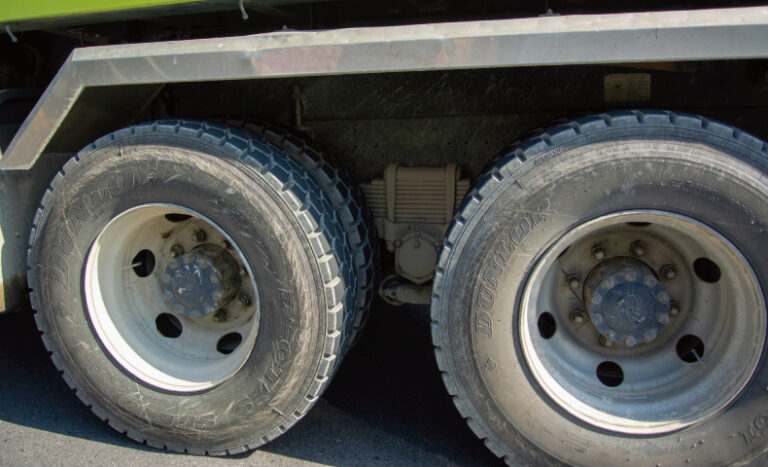 リーフサスペンションとは何？種類やメリット・デメリットなどを解説