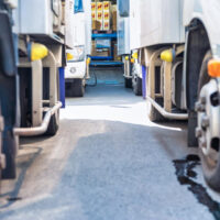 トラックの車幅灯とは？設置義務の詳細やつかない場合に考えられる原因を解説