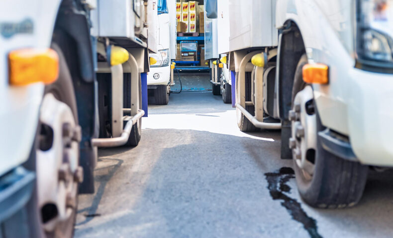 トラックの車幅灯とは？設置義務の詳細やつかない場合に考えられる原因を解説