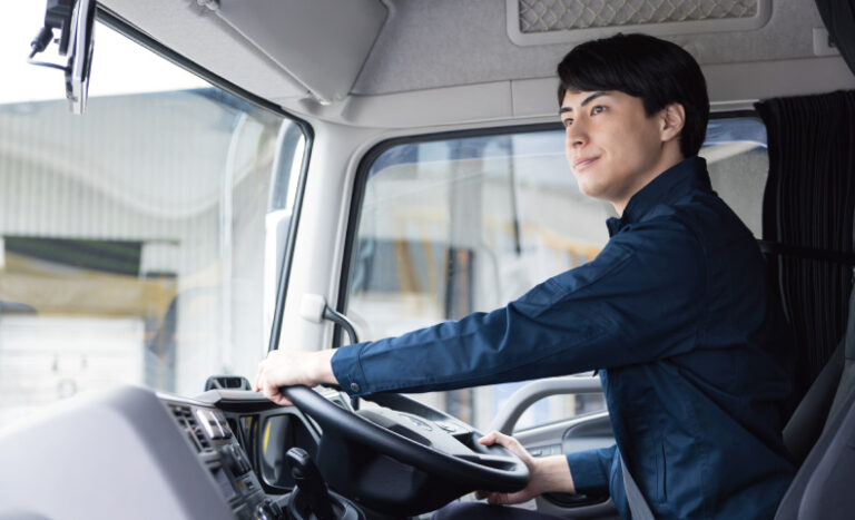 トラックドライバーの眠気対策！食べ物・飲み物やグッズなどを紹介