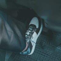 クラッチが焼ける原因は？症状・対処法などを解説