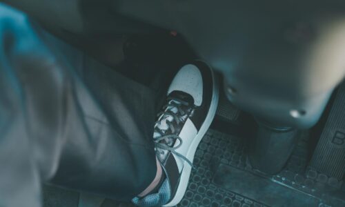 クラッチが焼ける原因は？症状・対処法などを解説