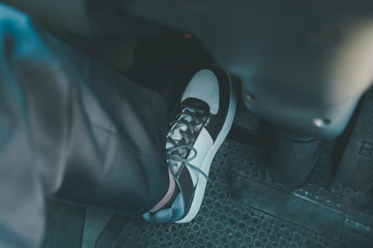 クラッチが焼ける原因は？症状・対処法などを解説