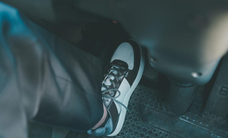 クラッチが焼ける原因は？症状・対処法などを解説