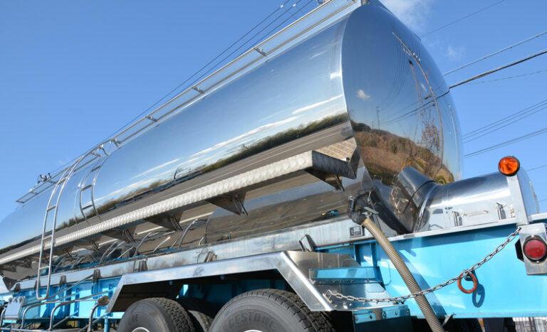 タンクローリーとは何？種類や運転に必要な免許などを解説