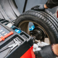 タイヤバランサー(ホイールバランサー)の仕組みや使い方を解説