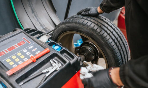 タイヤバランサー（ホイールバランサー）の仕組みや使い方を解説