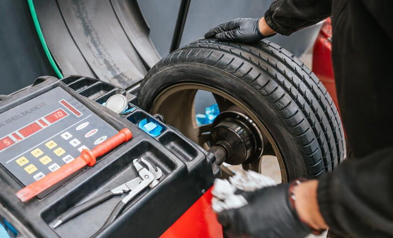 タイヤバランサー（ホイールバランサー）の仕組みや使い方を解説