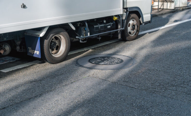 【トラック】坂道発進補助装置について解説！メーカー別の呼び方・使い方など