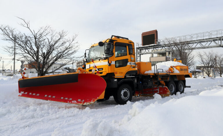 除雪トラックのプラウとは？主な種類や選ぶ際のポイントなどを解説