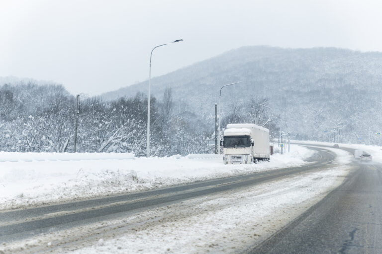 雪道でスタックしたときの脱出方法は？原因や対処法・予防策を解説